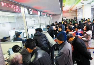 2月11日，旅客在上海火车站售票窗口购买车票。